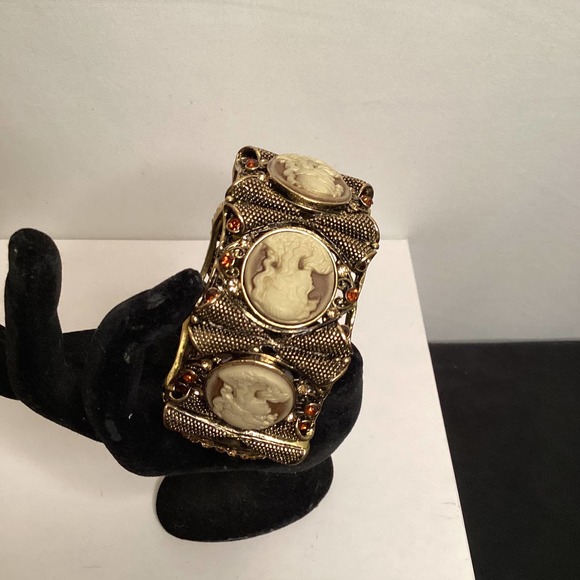 OPC Large Victorian Rev carved cameo watch cuff women’s watch - Picture 4 of 7